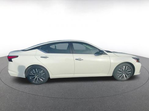Used 2025 Nissan Altima 2.5 SV image 16