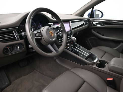 Certified 2023 Porsche Macan AWD/4WD image 4