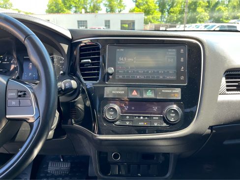 Used 2017 Mitsubishi Outlander SE AWD/4WD image 18