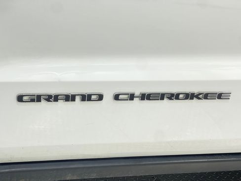 Used 2017 Jeep Grand Cherokee Limited image 39