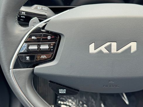 Used 2025 Kia Niro EX FWD image 19