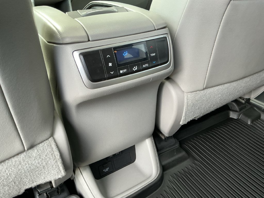Used 2018 Toyota Highlander XLE AWD/4WD image 34