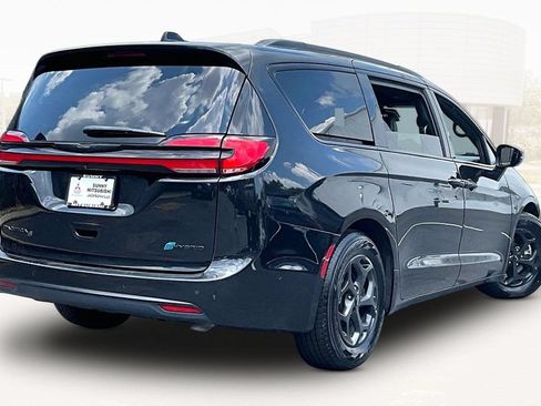Used 2024 Chrysler Pacifica Premium FWD image 6