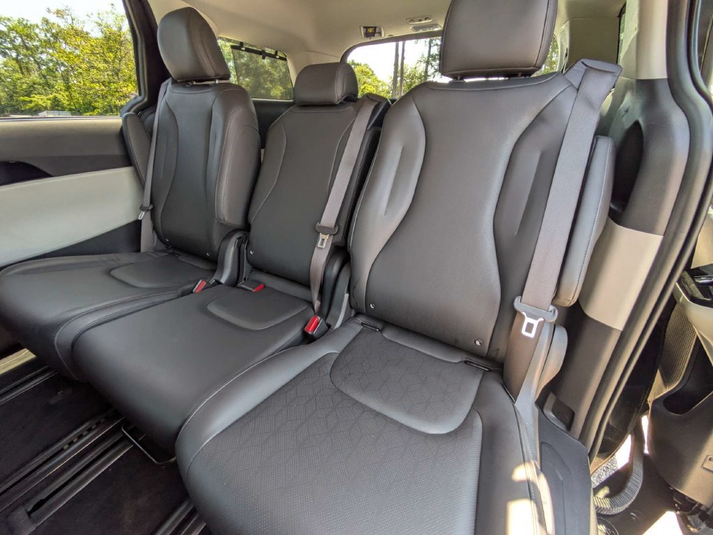 Used 2024 Kia Carnival EX FWD image 16
