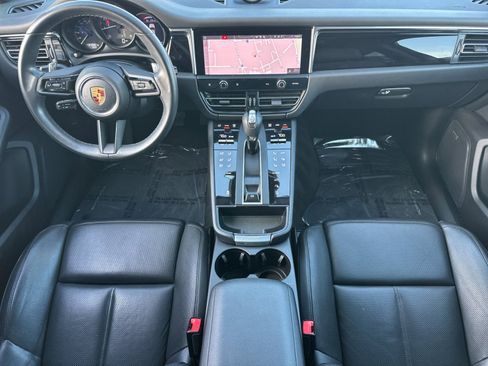 Certified 2022 Porsche Macan image 6