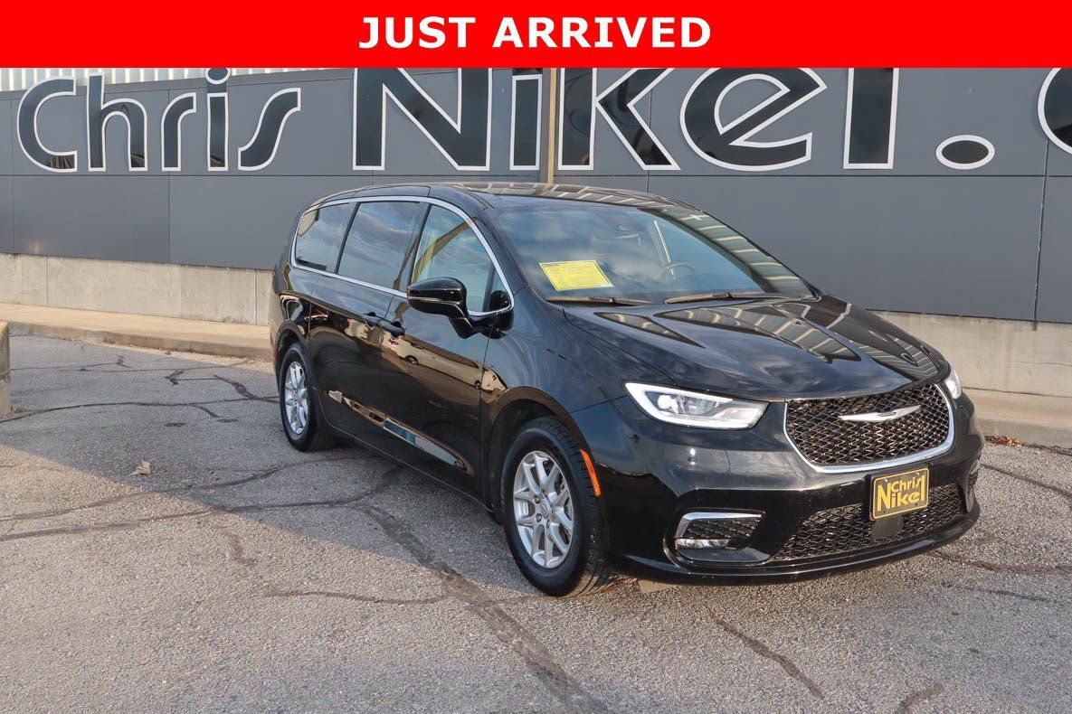 Used 2025 Chrysler Pacifica Select FWD image 1
