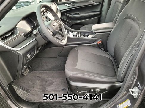 Used 2025 Jeep Grand Cherokee Laredo X image 11