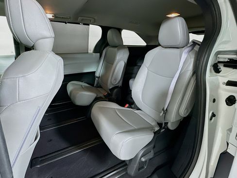 Used 2025 Toyota Sienna XLE FWD image 25