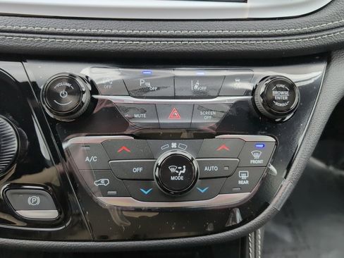 New 2026 Chrysler Pacifica Limited image 35