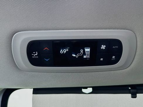 Used 2024 Chrysler Pacifica Touring-L FWD image 24