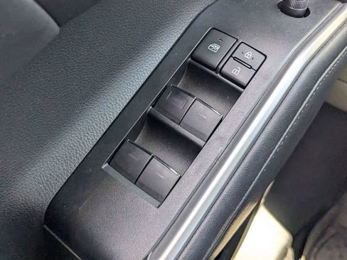 Used 2021 Toyota Highlander XLE FWD image 23