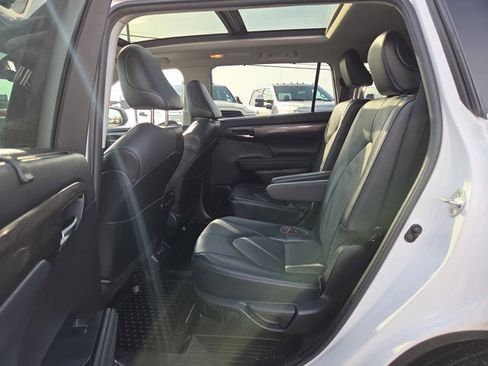 Used 2022 Toyota Highlander Limited image 11