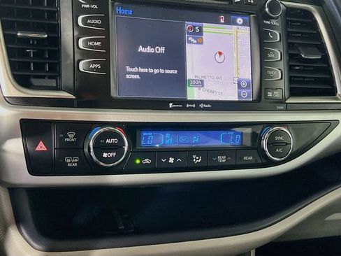Used 2019 Toyota Highlander XLE FWD image 23