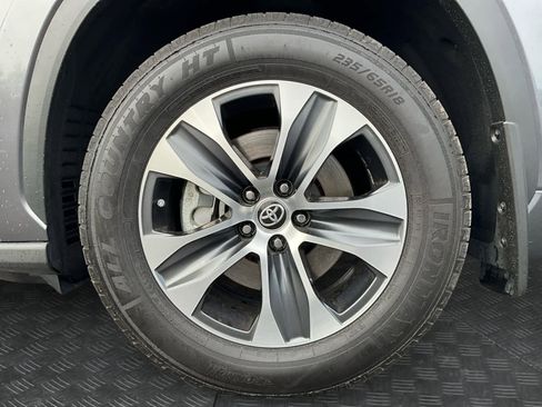 Used 2024 Toyota Highlander XLE AWD/4WD image 12