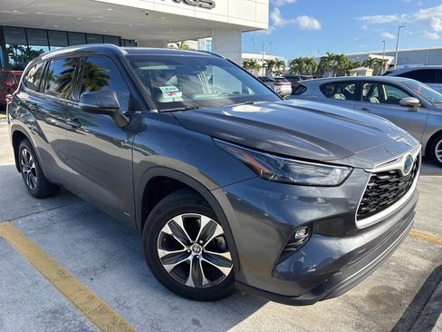 Used 2022 Toyota Highlander XLE image 1