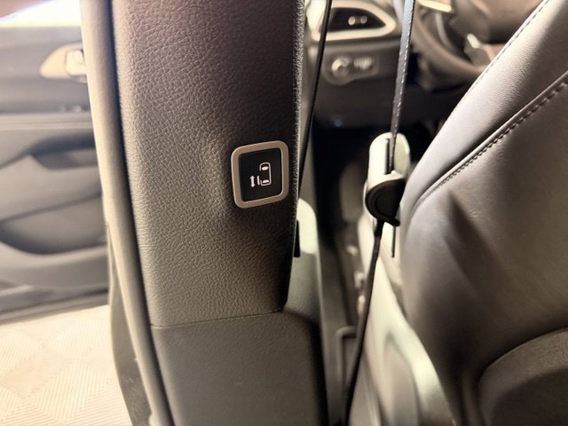 New 2027 Chrysler Pacifica Select w/ Family Tech Group FWD image 32