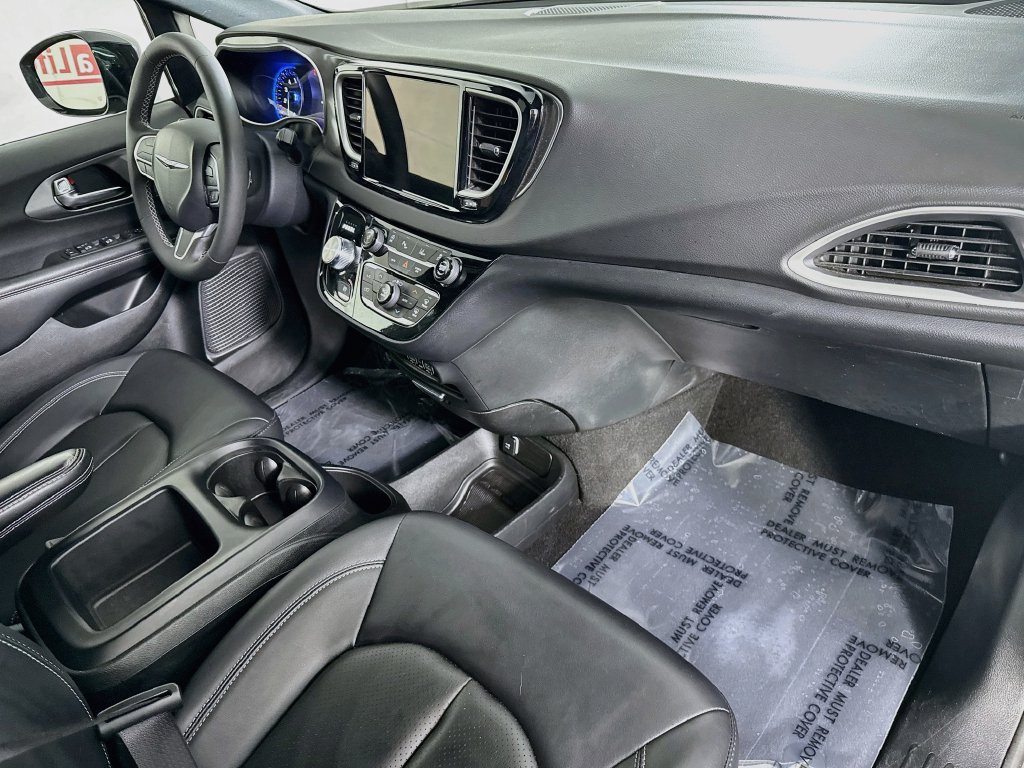 Used 2025 Chrysler Pacifica Select FWD image 34