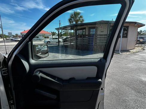 Used 2007 Ford Explorer Sport Trac Limited AWD/4WD image 24