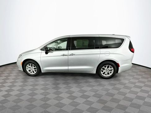 Certified 2024 Chrysler Pacifica Touring-L FWD image 6