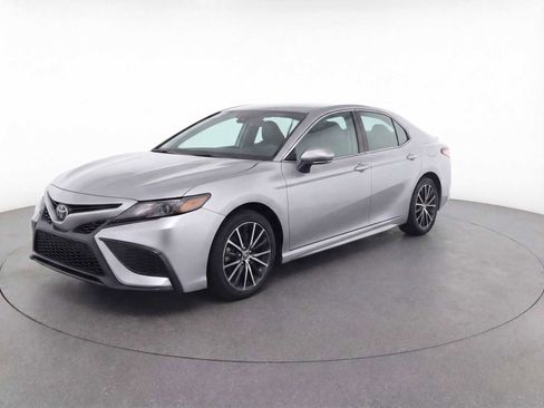 Used 2024 Toyota Camry SE image 1