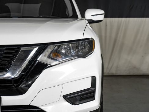 Used 2018 Nissan Rogue SV image 38