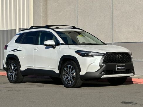 Used 2023 Toyota Corolla Cross XLE w/ Convenience Package image 2