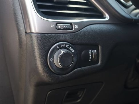 Used 2020 Jeep Cherokee Latitude FWD image 12