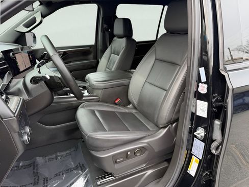 Used 2025 Chevrolet Suburban Z71 image 21