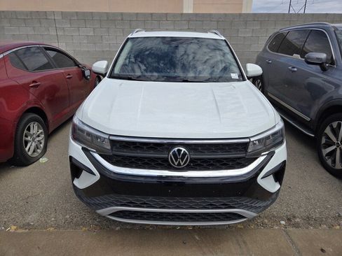 Used 2022 Volkswagen Taos SE FWD image 3