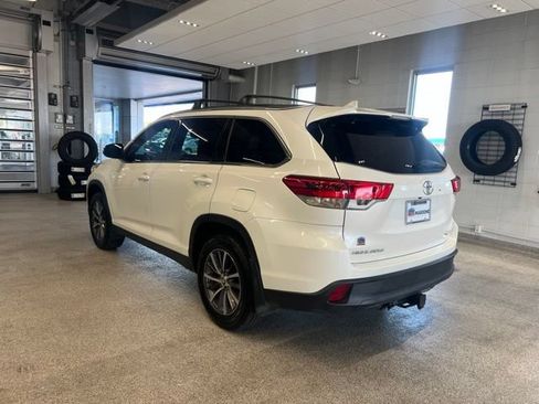 Used 2019 Toyota Highlander XLE AWD/4WD image 11