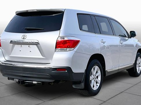 Used 2012 Toyota Highlander SE w/ Tow Pkg image 12