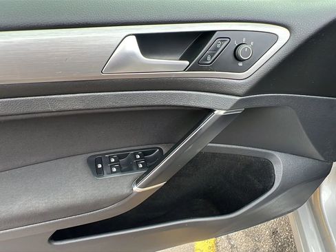 Used 2017 Volkswagen Golf S image 23