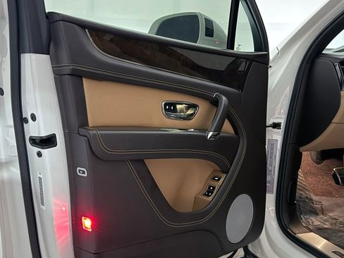 Used 2018 Bentley Bentayga image 17