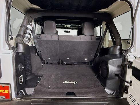 Used 2014 Jeep Wrangler Unlimited Sahara image 25