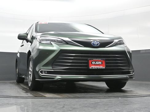 Used 2024 Toyota Sienna XLE image 28