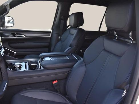 Used 2024 Jeep Wagoneer L Series II w/ Premium Group I image 10