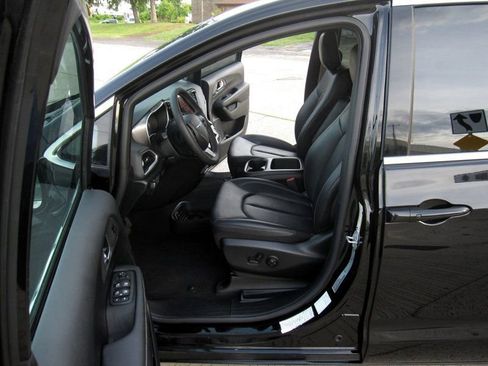 Used 2025 Chrysler Pacifica Select FWD image 16
