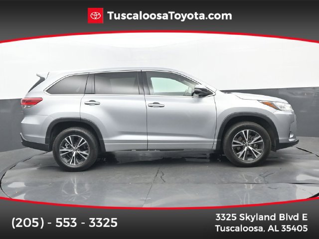 Used 2017 Toyota Highlander LE FWD image 1