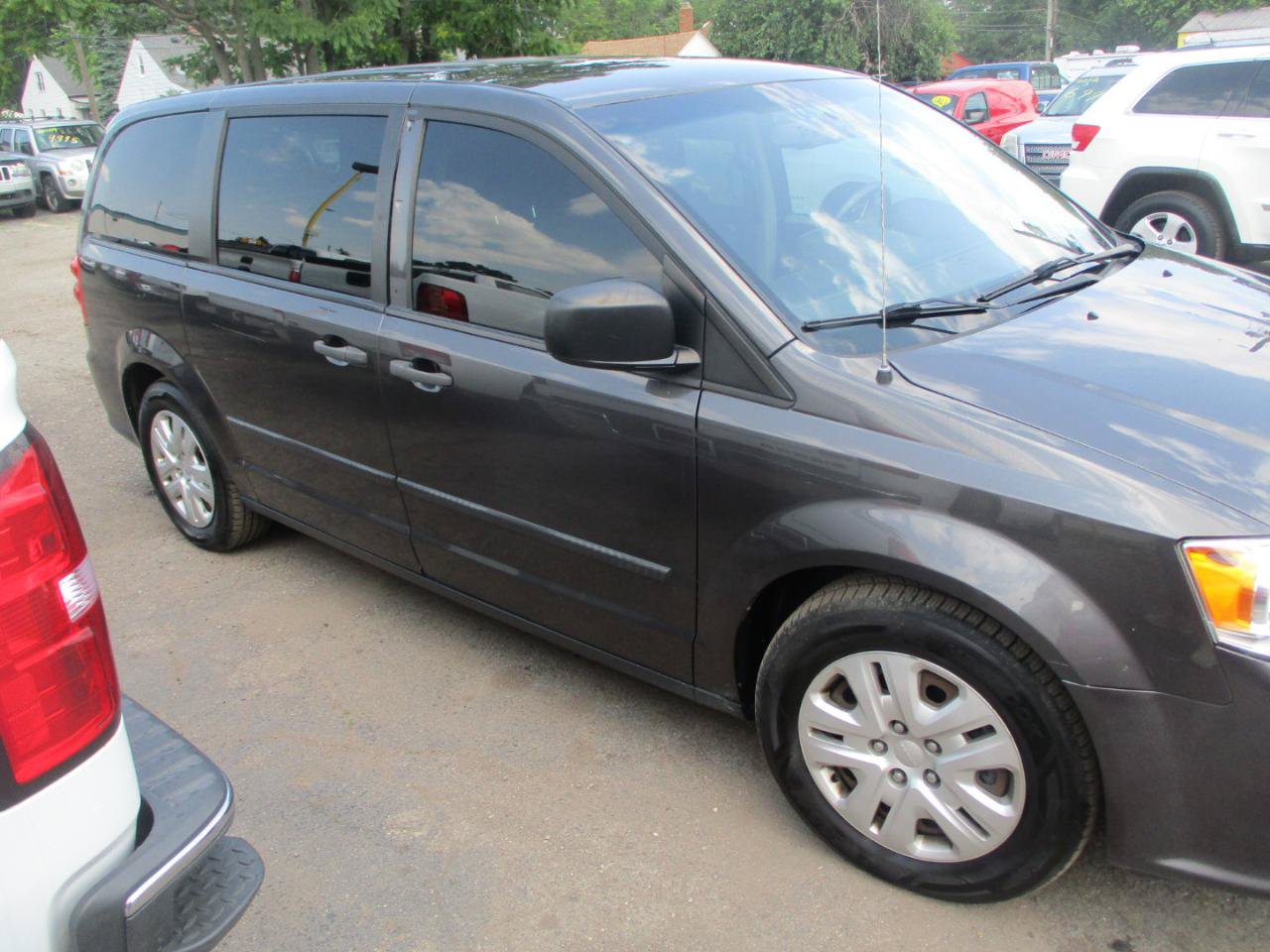 Used 2016 Dodge Grand Caravan American Value Package w/ UConnect Hands-Free Group FWD image 2