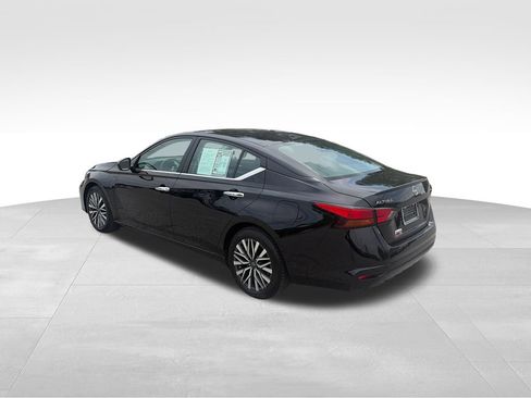 Used 2025 Nissan Altima 2.5 SV FWD image 4