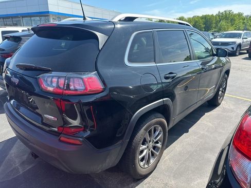 Used 2019 Jeep Cherokee Latitude Plus w/ Cold Weather Group AWD/4WD image 2