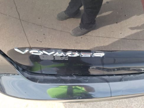 Used 2020 Chrysler Voyager Lxi image 12