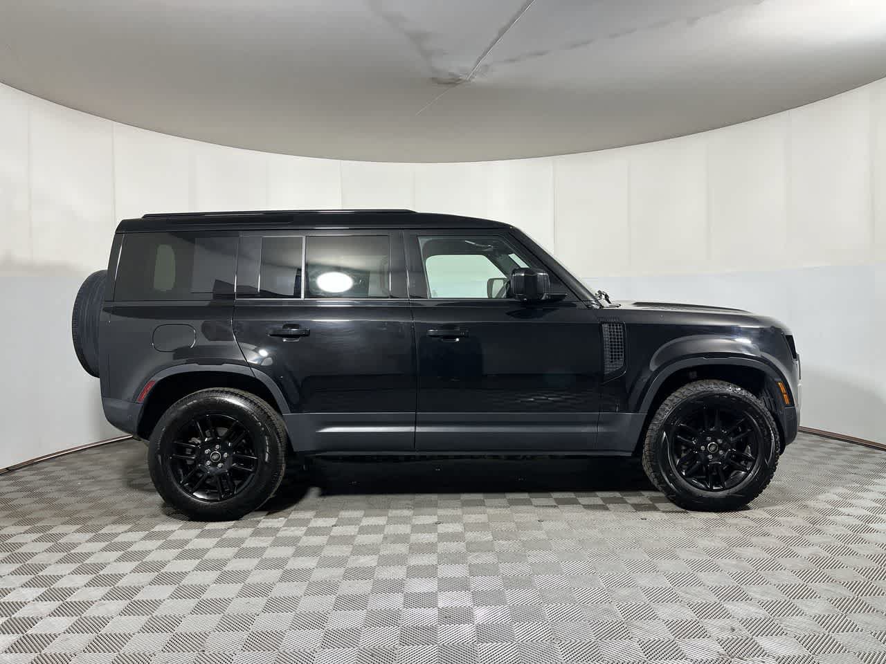 Used 2025 Land Rover Defender 110 S AWD/4WD image 9