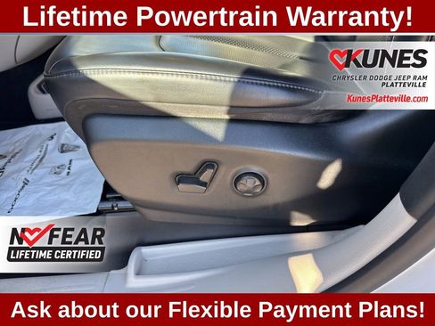 Used 2023 Chrysler Pacifica Touring-L FWD image 16