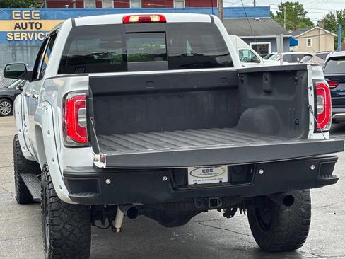 Used 2018 GMC Sierra 1500 SLT w/ SLT Preferred Package AWD/4WD image 9