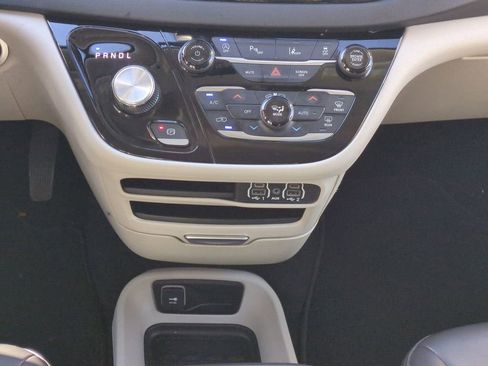 Used 2023 Chrysler Pacifica Touring-L image 18