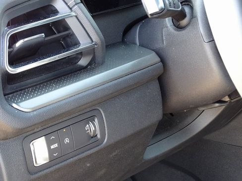 Used 2025 Chevrolet Traverse LT image 18