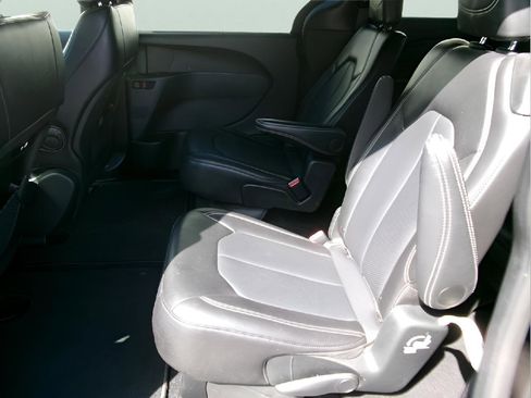 Used 2025 Chrysler Pacifica Select FWD image 9