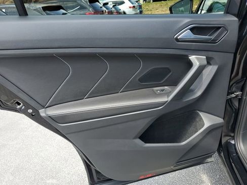 Used 2024 Volkswagen Tiguan SE w/ Panoramic Sunroof Package FWD image 12