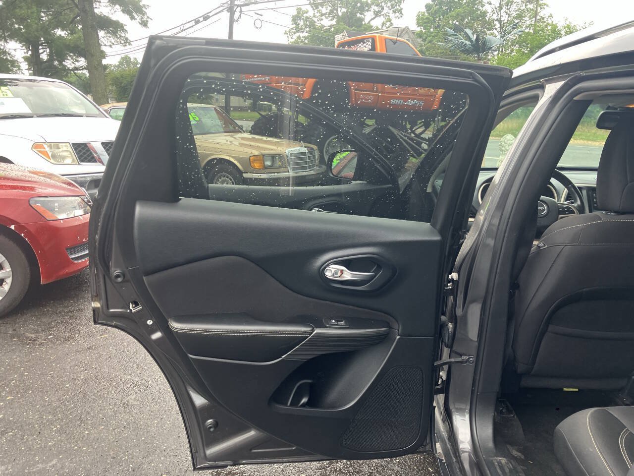 Used 2015 Jeep Cherokee Latitude FWD image 19